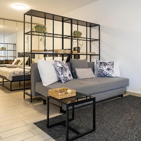 Vista Dolce Isola _ Lakeview Pool, Terrace & Garden ארגגנו